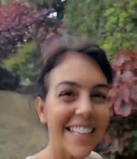 ##s###Để mặt mộc, bạn gái Ronaldo tươi cười rạng rỡ.