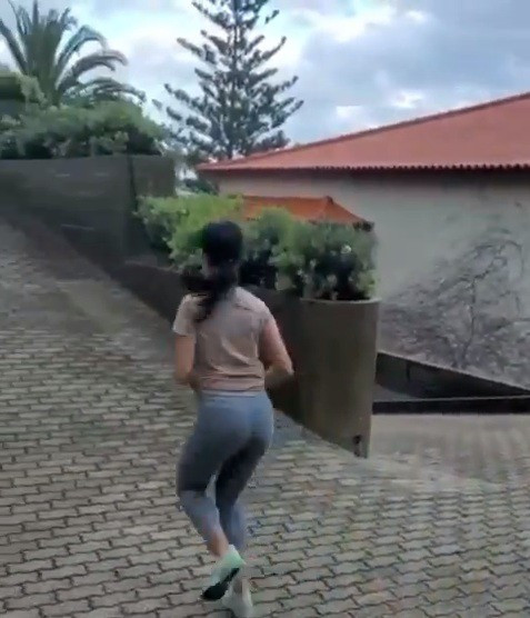 ##s###Siêu sao Bồ Đào Nha vừa đăng clip anh cùng bạn gái tập chạy trong biệt thự ở quê nhà Funchal, Madeira.
