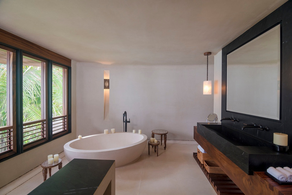 Giá thuê tại đây lên tới 15.600 USD/đêm. Mỗi bữa ăn có giá 120 USD và sẽ được phục vụ tại bất cứ đâu trong khu nghỉ dưỡng theo yêu cầu của khách. Ngoài ra, khách cũng phải đóng một khoản phí đảm bảo 15.000 USD. Số tiền này sẽ được hoàn lại sau khi khách trả phòng. Ảnh: Splash New.