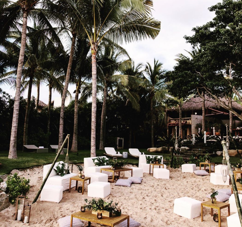 Các khu vực nhà hàng trên bãi biển cũng trở nên nổi tiếng qua show Too Hot To Handle. Ngoài ra, khách có thể toàn quyền sử dụng 3 câu lạc bộ bãi biển cùng với sân golf và sân tennis. Ảnh: Splash New.