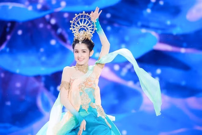 My nhan Tan Cuong noi tieng sau mot dem gio ra sao?-Hinh-6