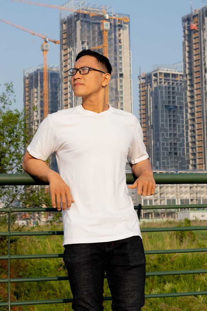 Troy Nguyễn có sự thay đổi tích cực về ngoại hình sau thời gian tập luyện kiên trì. Sau tháng đầu tiên, Troy giảm được 4 kg. Tuy nhiên, cân nặng của anh nhanh chóng tăng trở lại 3 kg vì lại ăn uống bình thường. Tháng tiếp theo, chàng trai thử giảm bớt một bữa ăn trong ngày và theo dõi cân nặng hàng tuần. Cùng với việc ăn uống điều độ, Troy tập thể dục gần 3 tiếng mỗi sáng. Do không có điều kiện thuê huấn luyện viên cá nhân, anh tự tập luyện, chủ yếu với tạ, hiếm khi sử dụng máy chạy. "Ban đầu, mình chỉ xem tập gym như một thói quen hàng ngày, đặt mục tiêu một tuần xuống vài lạng, có vài tuần bị chững cân thì điều chỉnh tập nhiều hơn hoặc ăn ít đi. Đối với mình khi ấy, một năm giảm 20 kg thật sự là quá trình dài và gian nan. Bây giờ nếu được làm lại, mình tự tin sẽ làm tốt hơn", Troy Nguyễn tâm sự. Đến năm 2016, sau tròn một năm tập luyện, cân nặng của anh giảm còn 80 kg, thân hình cơ bắp rắn chắc.