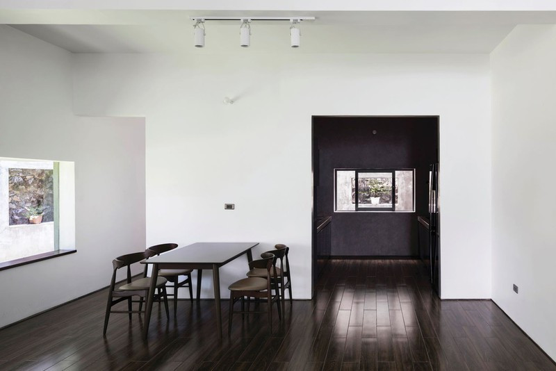 Nội thất được lựa chọn có thiết kế đơn giản, màu trầm khiến không gian trở nên rộng rãi.