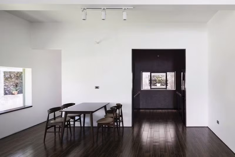 Nội thất được lựa chọn có thiết kế đơn giản, màu trầm khiến không gian trở nên rộng rãi.