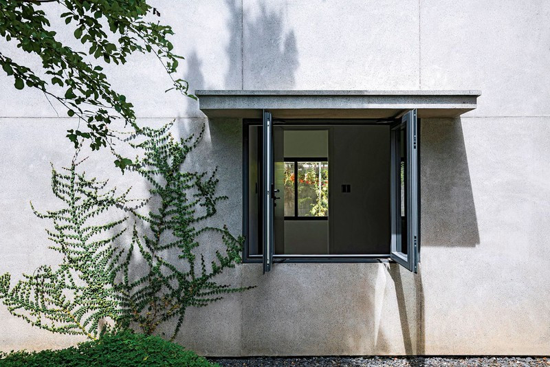 Lớp vỏ công trình bằng đá rửa mài bóng dày 1 cm. Mái nhà được xử lý chống thấm và chống nóng bằng vườn sỏi rải đều dày 5cm. Kết hợp tán cây bao trùm toàn bộ công trình.