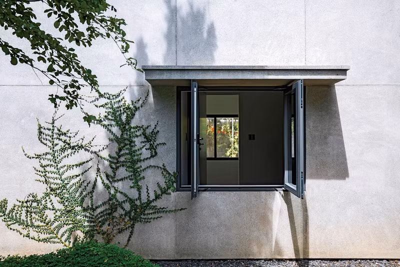 Lớp vỏ công trình bằng đá rửa mài bóng dày 1 cm. Mái nhà được xử lý chống thấm và chống nóng bằng vườn sỏi rải đều dày 5cm. Kết hợp tán cây bao trùm toàn bộ công trình.