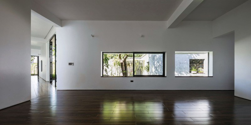 Các không gian chức năng được kết nối với nhau bởi không gian sảnh trung tâm của ngôi nhà và khu vườn.