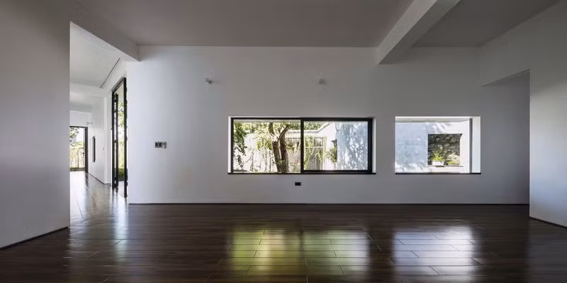 Các không gian chức năng được kết nối với nhau bởi không gian sảnh trung tâm của ngôi nhà và khu vườn.