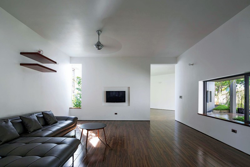 Các không gian chức năng được xoay quanh khu vực sảnh trung tâm. Sự đa diện của không gian giúp mọi vị trí ngôi nhà đều tiếp cận được thiên nhiên.