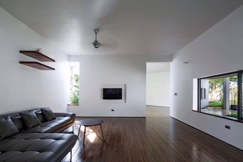 Các không gian chức năng được xoay quanh khu vực sảnh trung tâm. Sự đa diện của không gian giúp mọi vị trí ngôi nhà đều tiếp cận được thiên nhiên.