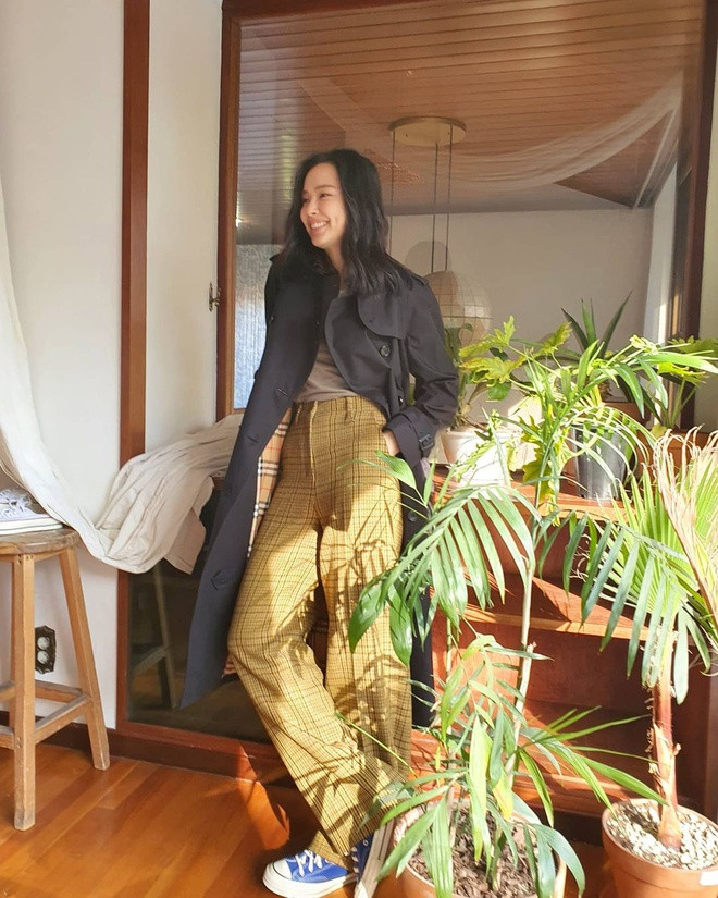 Kể từ khi công khai chia tay, Honey Lee thường xuyên chia sẻ hình ảnh về cuộc sống đời thường. Thần thái rạng rỡ và những dòng trạng thái tích cực của "Hoa hậu đẹp nhất Hàn Quốc" khiến người hâm mộ phần nào yên tâm hơn về cuộc sống hiện tại của cô.