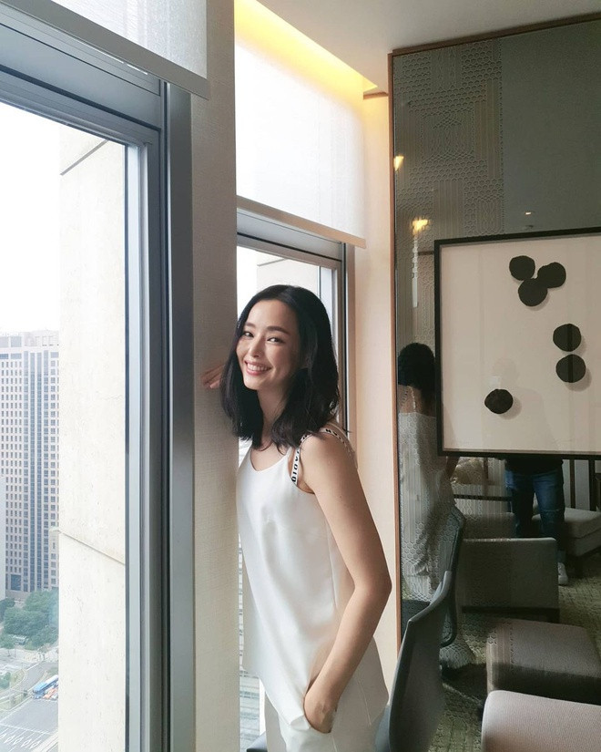 Hoa hậu Hàn Quốc 2006 cho biết cô đã lấy lại năng lượng tích cực sau khi chia tay người yêu. Cô dành hầu hết thời gian rảnh để tập yoga và muốn học thêm vẽ tranh. Bên cạnh lời khen, vẫn có ý kiến cho rằng ngoại hình của "Hoa hậu đẹp nhất Hàn Quốc" thay đổi, can thiệp dao kéo để cải thiện nhan sắc. Tuy vậy, phía Honey Lee không đưa ra phản hồi.