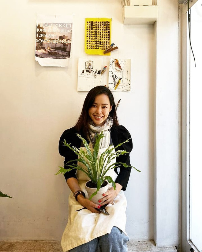 Năm 2015, xuất hiện trong một chương trình truyền hình, Honey Lee cho biết câu hỏi mà cô ghét nghe nhất chính là về chuyện kết hôn.