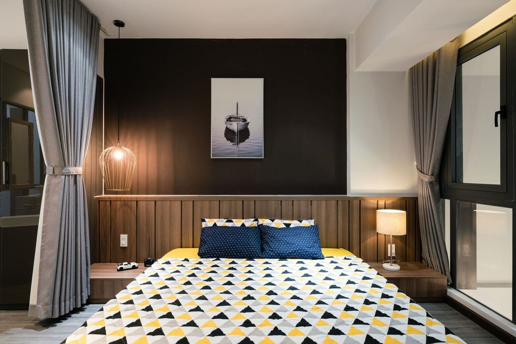 Phòng ngủ lớn được đón nhận ánh sáng từ giếng trời tạo cảm giác sảng khoái mỗi ngày thức giấc.