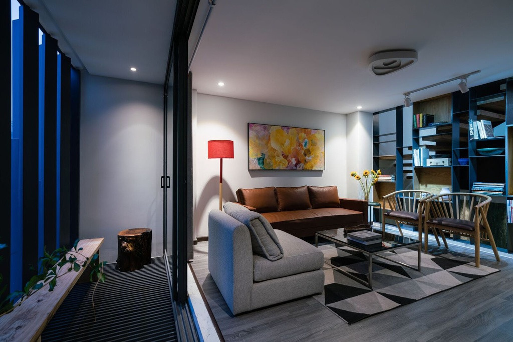 Từ màu sơn, kệ tủ đến sàn gỗ cùng sự kết hợp với nội thất màu gỗ. Tất cả nhằm tạo nên sự trang nhã cho ngôi nhà.