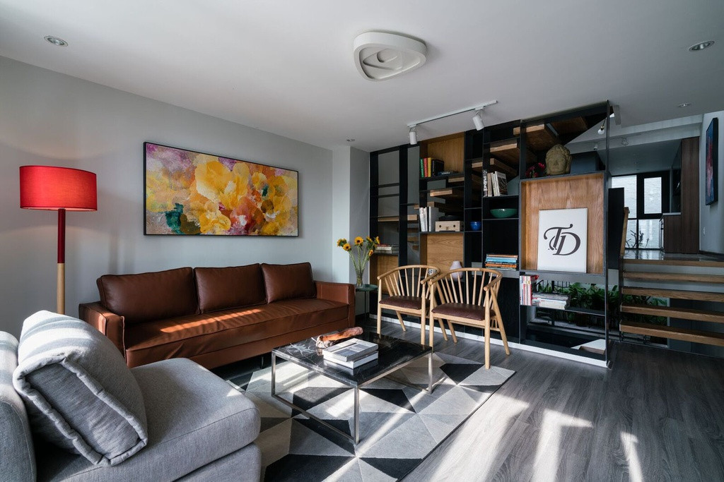 Đây cũng là không gian được nữ chủ nhân của căn nhà rất ưa thích bởi các ô cửa lam sẽ tạo nên các vệt nắng rất đẹp khi mặt trời mọc.