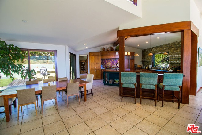 Nhà bếp và phòng ăn trang nhã được tích hợp trong một không gian rộng lớn với hàng loạt thiết bị cao cấp, tối tân.