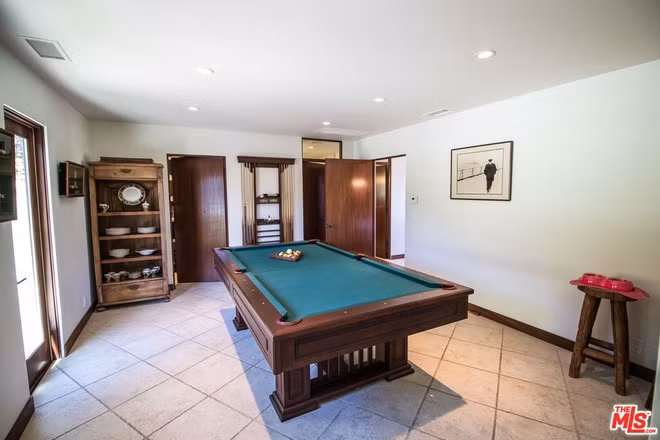 Khu vực giải trí với điểm nhấn là chiếc bàn billiard mang phong cách cổ điển.