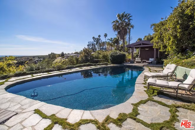 Không gian giải trí, thư giãn ngoài trời bao gồm hồ bơi, bồ tắm nước nóng, hố lửa, sân golf mini, và khu vực nấu nướng, ăn uống với tầm nhìn ra cảnh sắc thiên nhiên phong phú.