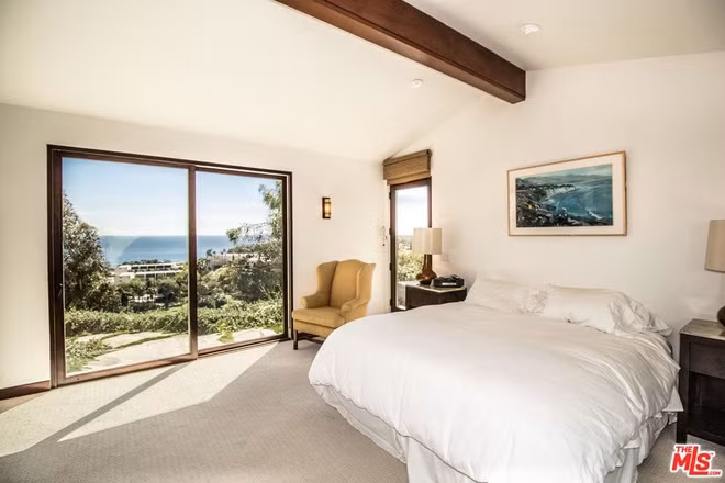 Phòng ngủ chính rộng lớn, sáng sủa, mang những gam màu thanh lịch và nhẹ nhàng, được thiết kế cởi mở với không gian bên ngoài.