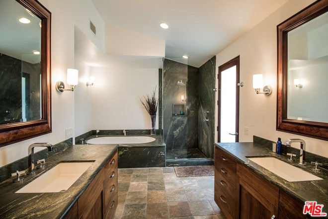 Phòng tắm chính độc đáo, sang trọng, được trang bị đầy đủ các tiện nghi hiện đại.