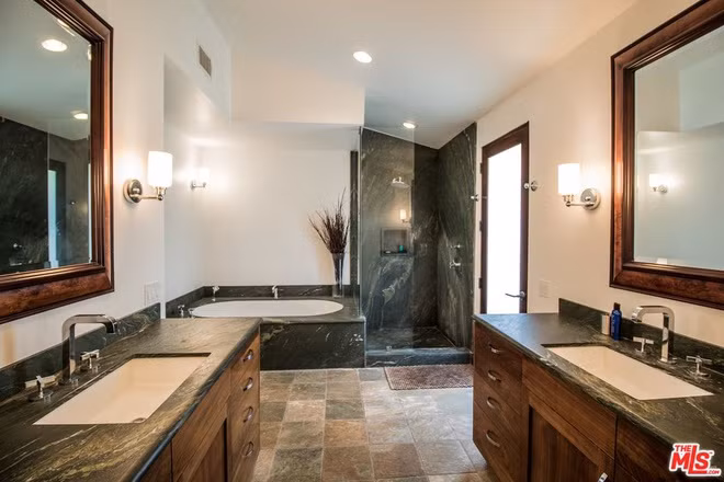 Phòng tắm chính độc đáo, sang trọng, được trang bị đầy đủ các tiện nghi hiện đại.