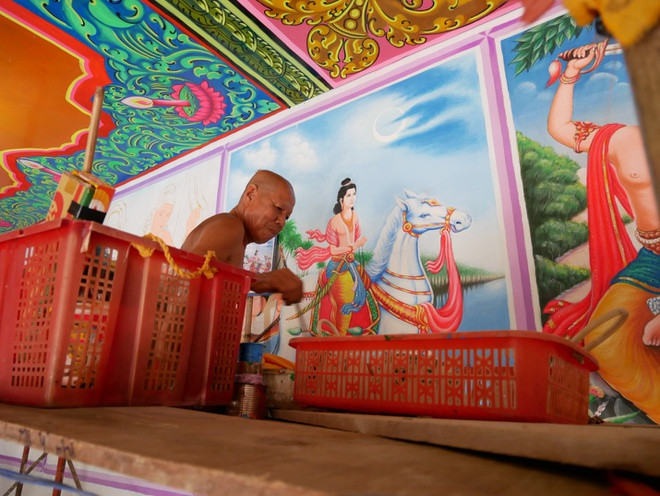 Xưa kia tranh tường mang phong cách hội họa dân gian mà đặc trưng của nó là đồ họa hai chiều, chất màu lấy từ thực vật và khoáng sản tự nhiên. Hiện nay, tranh vẽ bằng sơn dầu công nghiệp và người nghệ nhân đã tận dụng hầu như tất cả các loại sơn có bán trên thị trường. Các nghệ nhân cũng tiếp thu phương pháp hội họa hiện đại đó là áp dụng luật phối cảnh và xử lý ánh sáng để nên những bức họa ba chiều. Trong ảnh, nhà sư đang tạo tác tranh tường tại chùa Rajakusala Bampenjaey, Rạch Giá.