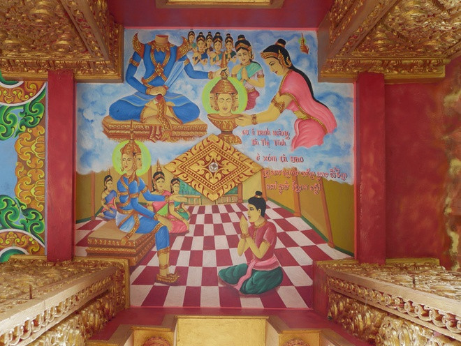 Mảng truyện dân gian Khmer cũng là đối tượng của tranh tường. Điều này đã gia tăng tính thế sự của tranh tường Khmer như: Sự tích thần Bốn Mặt Maha Brum thua trí chàng trai trẻ Thomabal còn được gọi là Sự tích lễ vào năm mới Chôl Chhnam Thmay; truyền thuyết về Preah Ko-Preah Keo; sự tích nhật thực và nguyệt thực - chằn Rìahu; chuyện cá thác lác đi xin lúa… Trong ảnh là tranh tường Sự tích thần Bốn Mặt Maha Brum thua trí chàng trai trẻ Thomabal (trên trần cổng chùa Cù La Cũ, Rạch Giá, Kiên Giang).