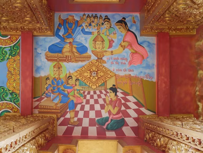 Mảng truyện dân gian Khmer cũng là đối tượng của tranh tường. Điều này đã gia tăng tính thế sự của tranh tường Khmer như: Sự tích thần Bốn Mặt Maha Brum thua trí chàng trai trẻ Thomabal còn được gọi là Sự tích lễ vào năm mới Chôl Chhnam Thmay; truyền thuyết về Preah Ko-Preah Keo; sự tích nhật thực và nguyệt thực - chằn Rìahu; chuyện cá thác lác đi xin lúa… Trong ảnh là tranh tường Sự tích thần Bốn Mặt Maha Brum thua trí chàng trai trẻ Thomabal (trên trần cổng chùa Cù La Cũ, Rạch Giá, Kiên Giang).