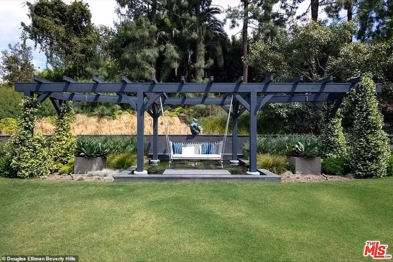 Nam ca sĩ 26 tuổi đã bỏ ra khá nhiều tiền để sửa sang lại căn biệt thự theo đúng ý mình.