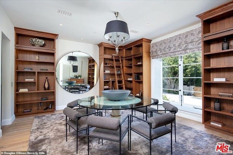 Nhà mới của đôi vợ chồng trẻ gần với nhà của Magic Johnson, Eddie Murphy, Sylvester Stallone, Sofia Vergara và Denzel Washington.