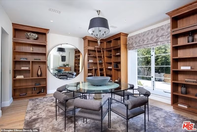 Nhà mới của đôi vợ chồng trẻ gần với nhà của Magic Johnson, Eddie Murphy, Sylvester Stallone, Sofia Vergara và Denzel Washington.