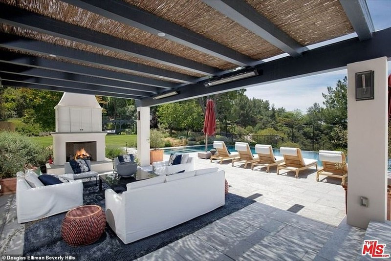 Khu vực bàn nước ngoài trời.