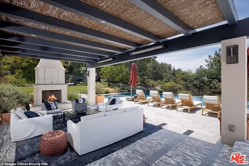 Khu vực bàn nước ngoài trời.