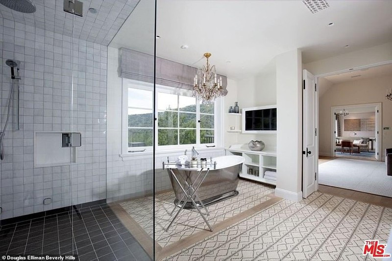 Phòng tắm khá rộng và lãng mạn./.