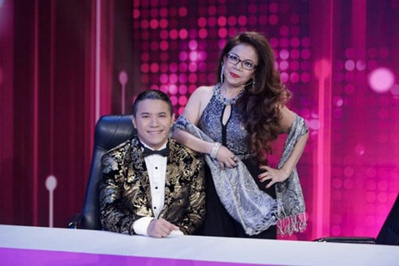 Mẹ Kasim Hoàng Vũ bị hành hung ngay trước mộ ông ngoại - Hình 2 Me Kasim Hoang Vu bi hanh hung ngay truoc mo ong ngoai-Hinh-2