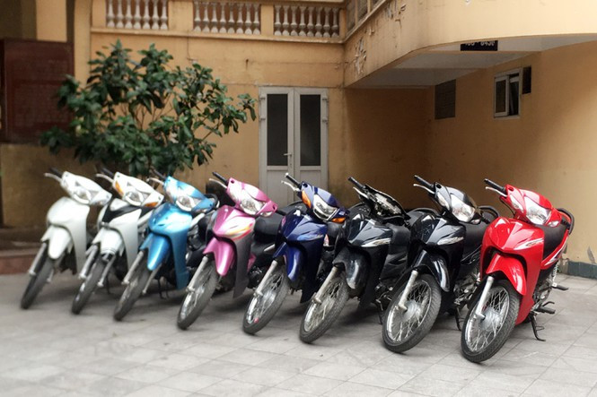 Nhóm thanh niên đua xe quanh hồ Hoàn Kiếm vì 'ở nhà buồn...' - Hình 2 Nhom thanh nien dua xe quanh ho Hoan Kiem vi 'o nha buon...'-Hinh-2