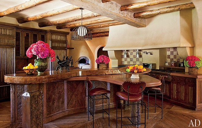 Nhà bếp sang trọng, ấm cúng, mang vẻ đẹp mộc mạc, nổi bật với những nội thất được làm từ gỗ sồi cao cấp.