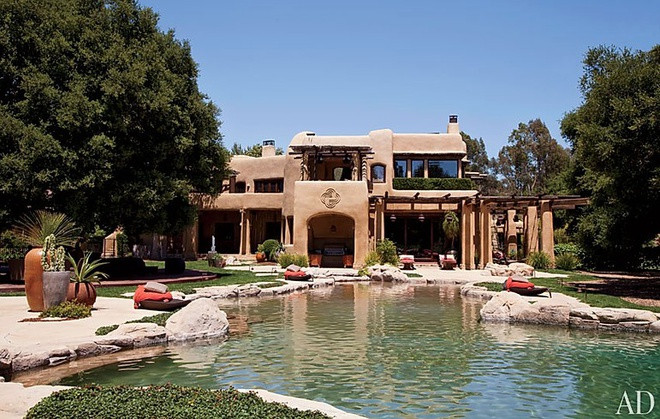 Các không gian thư giãn ngoài trời bao gồm hồ bơi, sân bóng rổ và sân tennis.