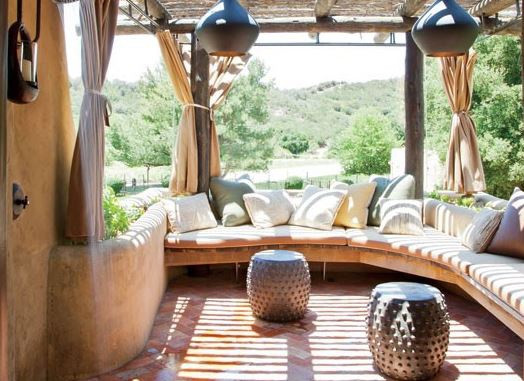 Hiên nhà đón nắng là địa điểm lý tưởng để cả gia đình cùng nhau trò chuyện và ngắm cảnh.