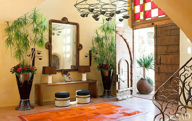 Tiền sảnh sáng sủa, mang những tông màu bắt mắt, rực rỡ, được tô điểm bằng những nội thất có họa tiết tinh xảo.