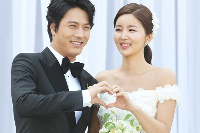  Park Sol Mi: Nữ diễn viên nên duyên với tài tử Giày thủy tinh Han Jae Suk - con trai phó chủ tịch tập đoàn ôtô hàng đầu Hàn Quốc. Sau khi kết hôn, Han Jae Suk hạn chế đóng phim, giành thời gian để chăm sóc gia đình. Nhiều ý kiến cho rằng Park Sol Mi sống sung sướng như bà hoàng vì được chồng yêu chiều.