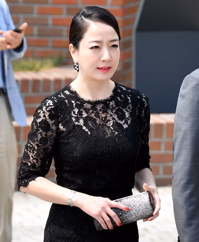  Noh Hyun Jung: Năm 2006, MC truyền hình Noh Hyun Jung kết hôn với Chung Dae Sun - con trai thứ 3 của cố chủ tịch tập đoàn Hyundai Chung Mong Woo. Về làm dâu một trong những gia tộc quyền thế nhất Hàn Quốc, nữ MC phải tuân thủ nhiều quy tắc như không được làm gì thu hút sự chú ý của người khác, phải ghi chép mọi chi tiêu trong gia đình kể cả một mớ rau, phải tự đi chợ mua thực phẩm tươi sống và chỉ được ăn trong ngày, phải dậy trước 5h sáng và tốt nhất là ăn sáng từ lúc 4h30...