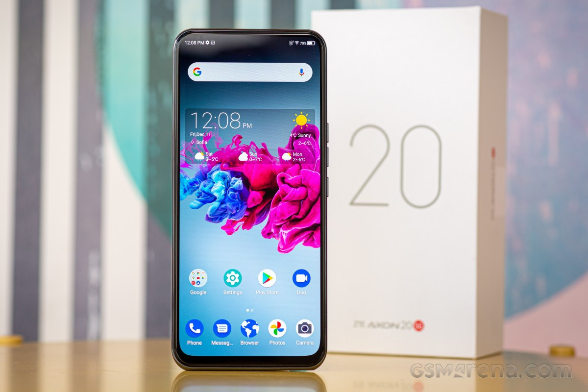 ZTE Axon 20 5G trang bị cấu hình tầm trung với chip xử lý Snapdragon 765G, RAM 6/8 GB, bộ nhớ trong 128/256 GB, hỗ trợ 5G và không có cổng tai nghe 3,5 mm. Máy có pin 4.200 mAh, đi kèm củ sạc 30 W hỗ trợ tiêu chuẩn Quick Charge 4+. Ảnh: GSMArena.