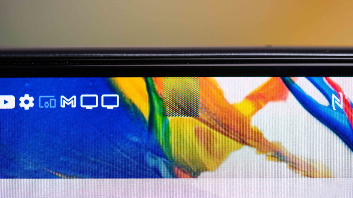 Khu vực màn hình phía trên camera sẽ có độ phân giải thấp, điểm ảnh nhỏ hơn. Nhờ thiết kế này nên khoảng trống giữa các điểm ảnh tăng lên, giúp ánh sáng dễ dàng xuyên qua. Ảnh: Android Authority.