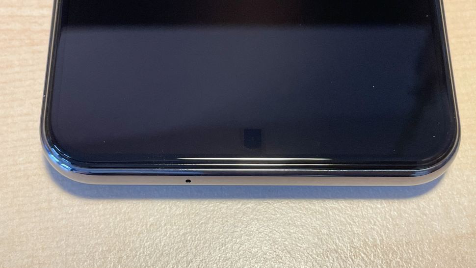 Người dùng sẽ thấy một ô vuông ở phần màn hình phía trên camera. Khi tắt màn hình, ô vuông này tối hơn xung quanh còn khi bật lên, chúng sẽ có độ sắc nét khác phần còn lại. ZTE đã sử dụng các hình nền tối để che đi ô vuông. Ảnh: Tom's Guide.