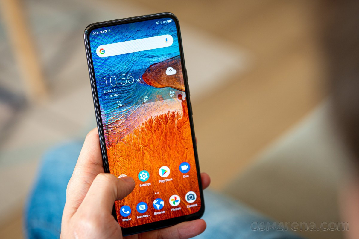 Theo Android Authority, ô vuông này không ảnh hưởng lớn đến trải nghiệm sử dụng. Trừ khi đặt hình nền màu sáng hoặc nhìn ở một số góc mới thấy rõ. Ảnh: GSMArena.