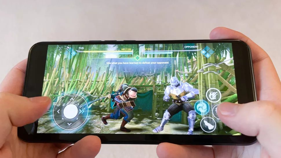 Trước mắt, lợi ích của camera dưới màn hình là giúp smartphone liền mạch hơn, không phải chừa lỗ khuyết ảnh hưởng đến việc xem phim, chơi game. Nhà sản xuất cũng có thể đặt camera ở nhiều vị trí, như giữa màn hình để gọi video tự nhiên hơn, không phải ngước mắt lên trên. Ảnh: Tom's Guide.