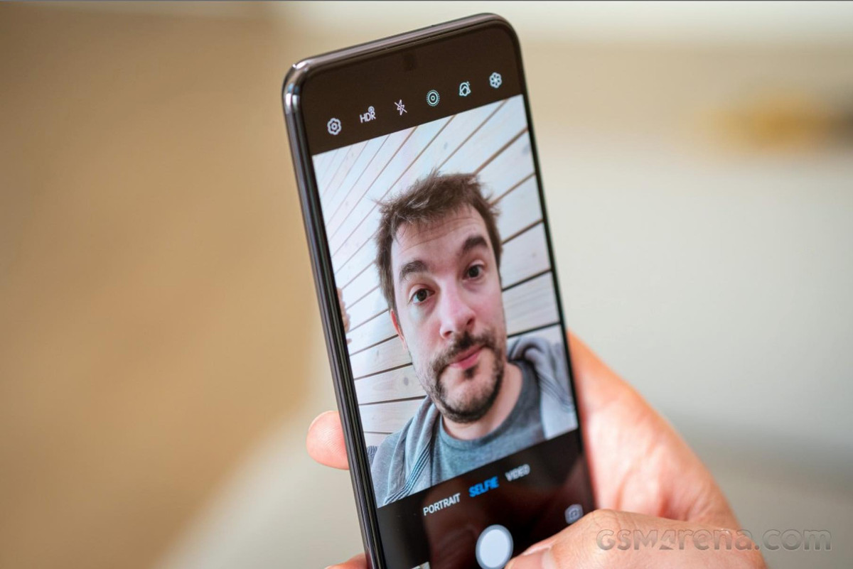 Tất nhiên, chất lượng ảnh từ camera selfie sẽ bị ảnh hưởng. Đánh giá cho thấy ảnh chụp tổng thể trông như được chỉnh bằng bộ lọc, giống như camera bị mờ nhưng không làm sạch được. Ảnh: GSMArena.