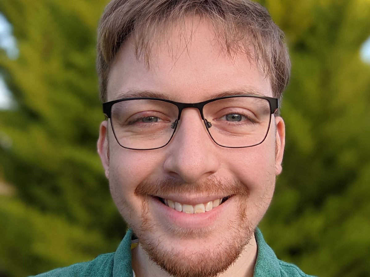 Khi bật chế độ selfie chân dung, thiết bị cho ra ảnh không quá xuất sắc. So với Pixel 4a (phải), phần tiếp giáp giữa người và phông nền được xử lý tốt hơn. Da mặt trên Pixel 4a cũng tự nhiên hơn, không bị làm mịn "quá đà" như Axon 20 5G. Giống nhiều smartphone khác từ Trung Quốc, chế độ selfie trên Axon 20 5G sẽ tự kích hoạt mọi bộ lọc làm đẹp. Ảnh: Tom's Guide.